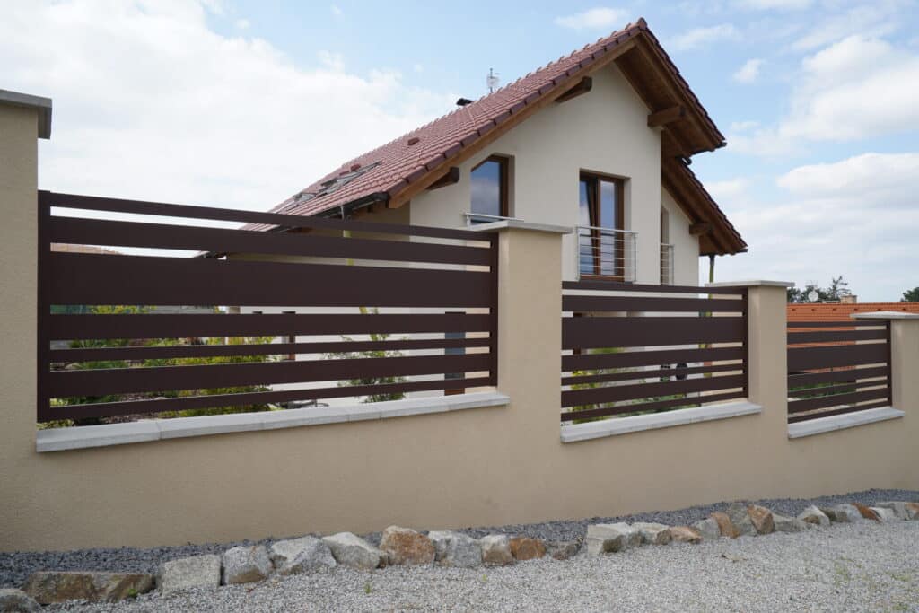 Hliníkový plot LAMARK | Motiv Lobon | Hnědá čokoládová barva | Zděné sloupky