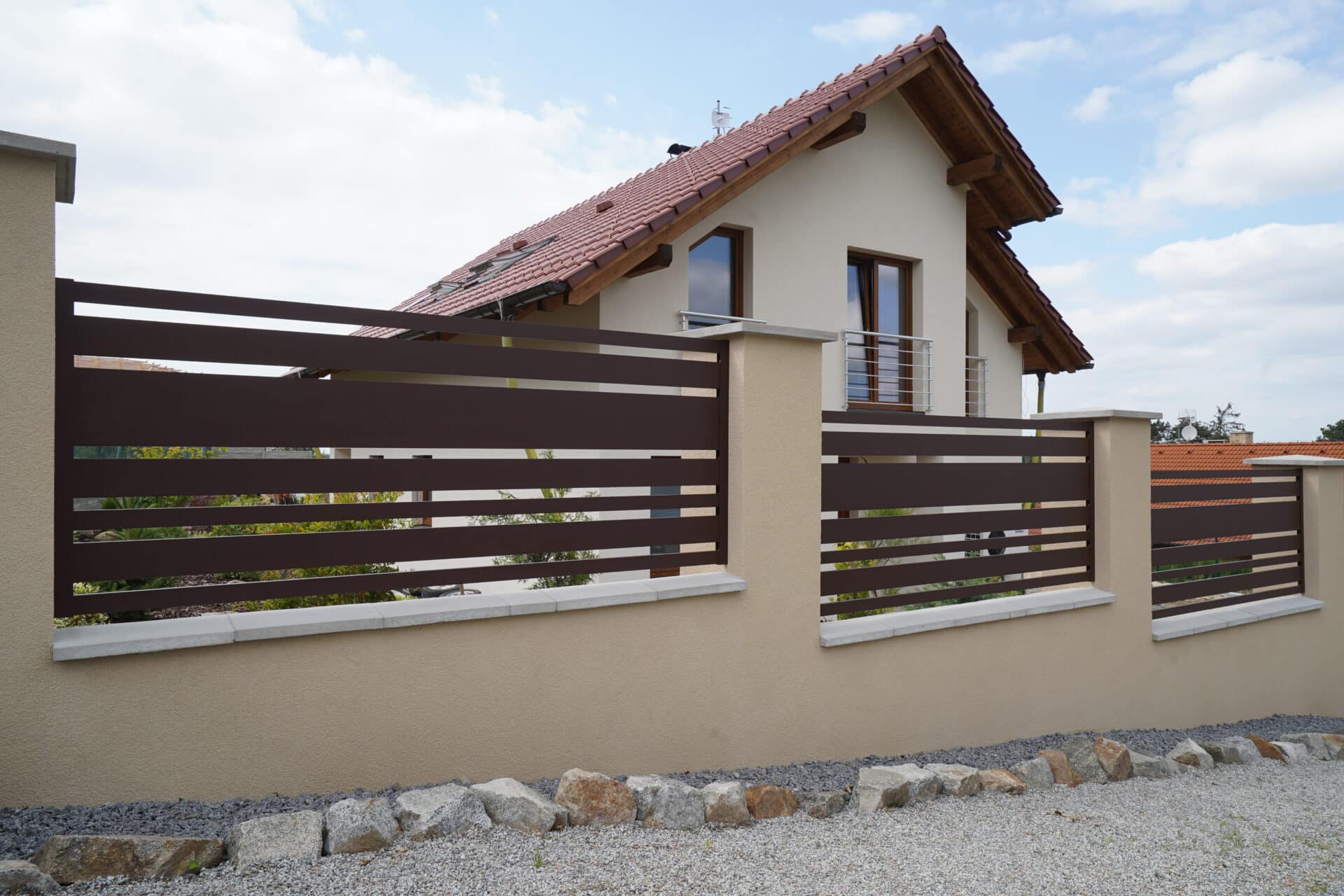 Hliníkový plot LAMARK | Motiv Lobon | Hnědá čokoládová barva | Zděné sloupky