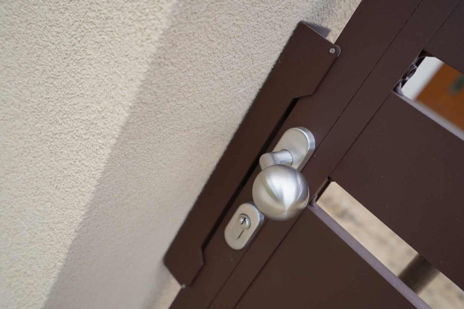 Detail kliky na míru | Hliníková koule | Hliníková jednokřídlá branka LAMARK | Motiv Lobon | Hnědá čokoládová barva