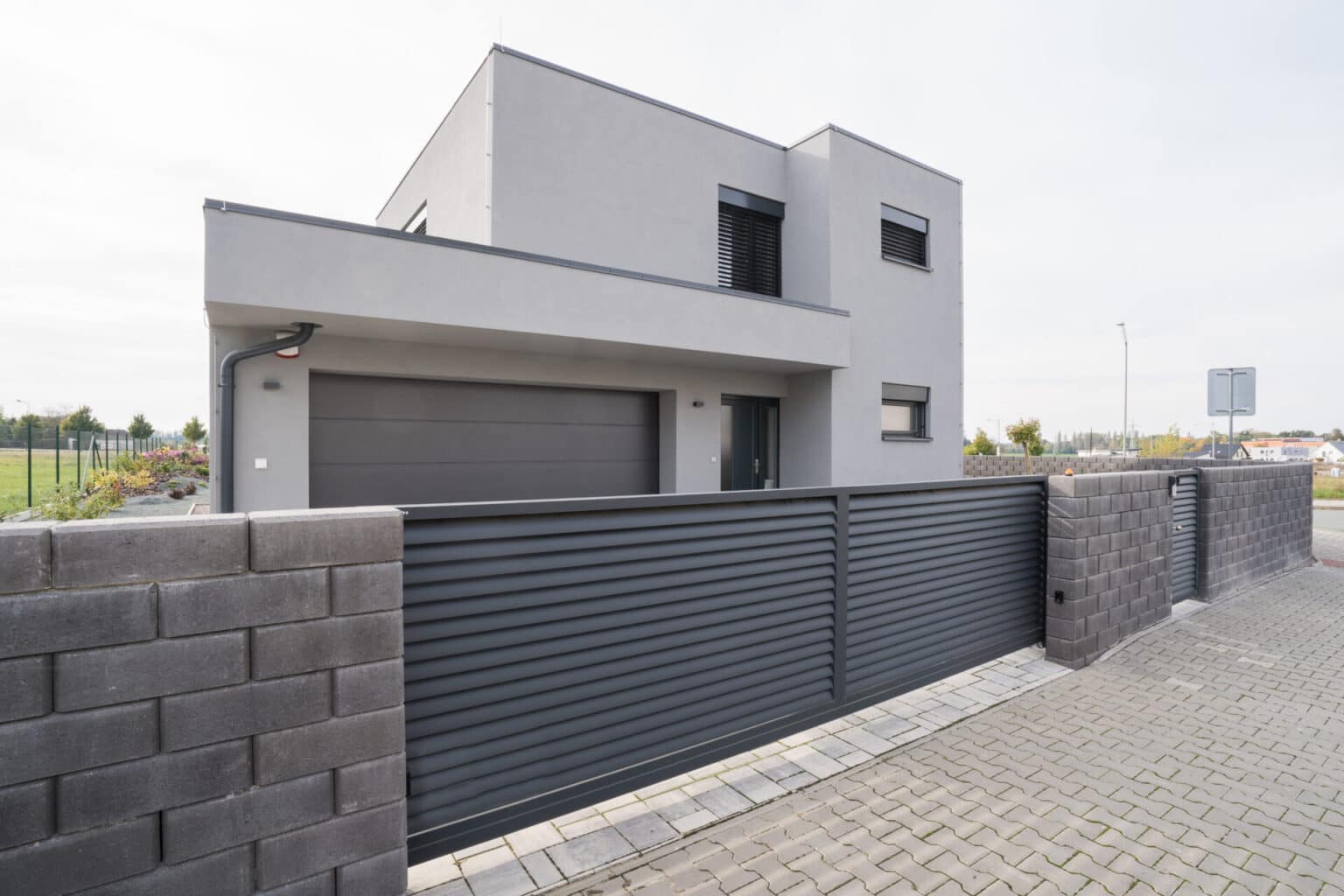 Hliníková samonosná posuvná brána a jednokřídlá branka LAMARK | Motiv Viana | Stříbrná hliníková barva | Betonové sloupky