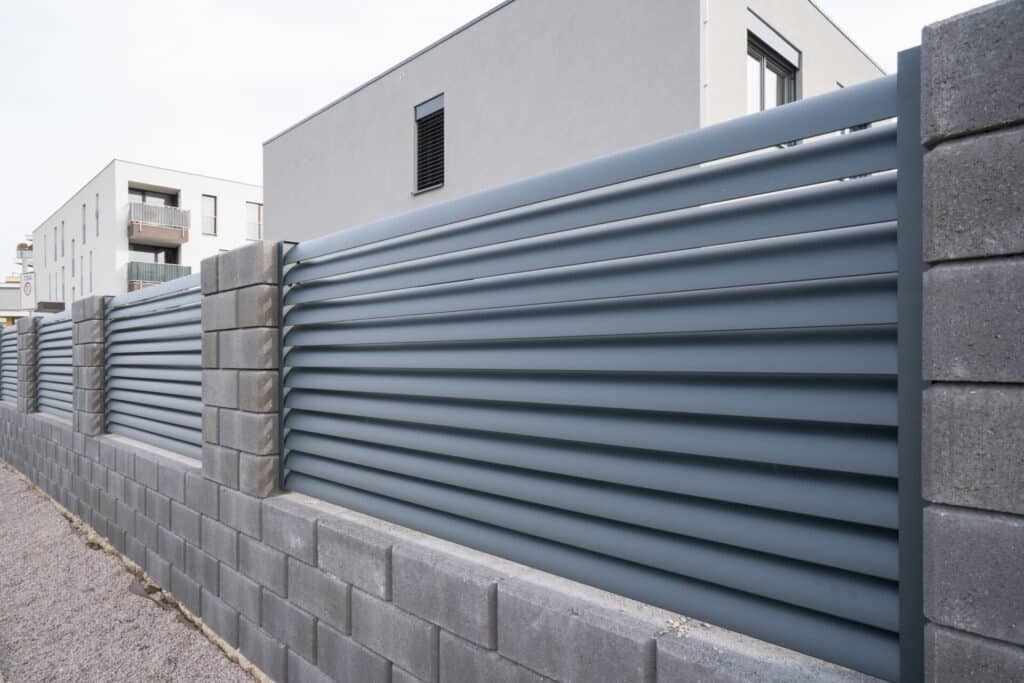 Hliníkový plot LAMARK | Motiv Viana | Stříbrná hliníková barva | Betonové sloupky