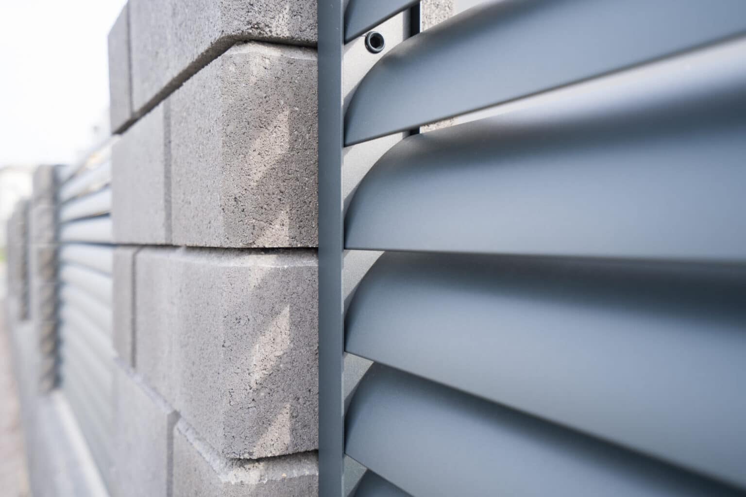 Detail uchycení hliníkového plotu LAMARK | Motiv Viana | Stříbrná hliníková barva | Betonové sloupky