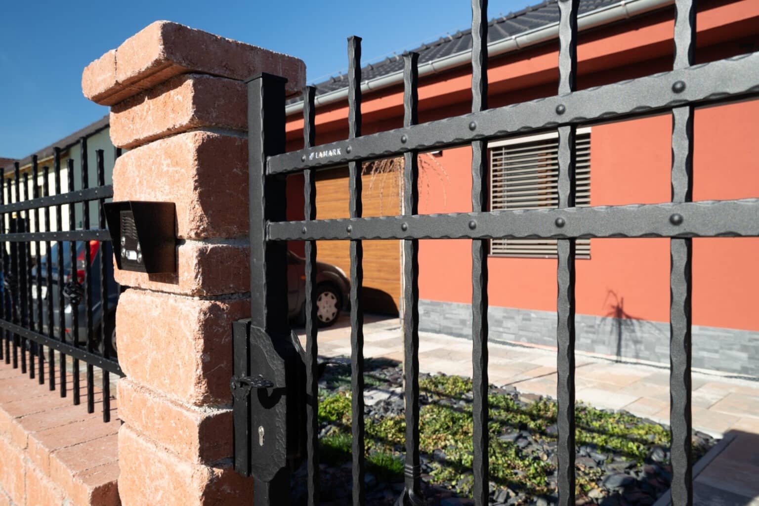 Kovaná jednokřídlá branka LAMARK | Motiv Verona | Černá kovářská barva | S nýty | Oklepávané provedení | Okované konce | Logo LAMARK