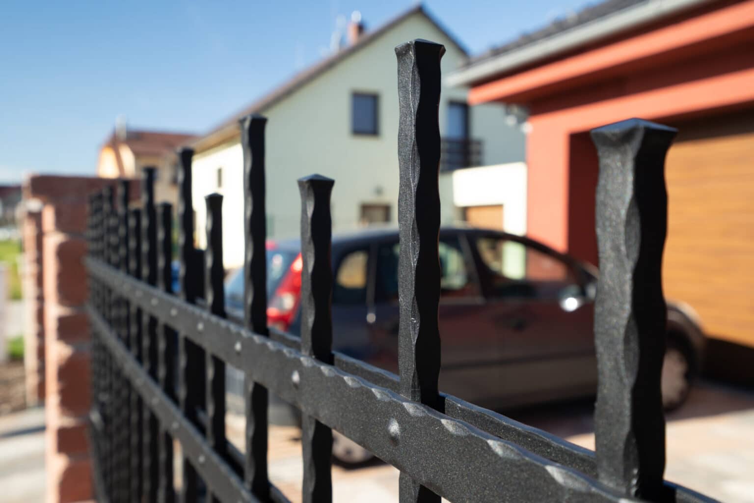 Detail na okované konce kovaného plotu LAMARK | Motiv Verona | Oklepávané provedení | S nýty | Černá kovářská barva