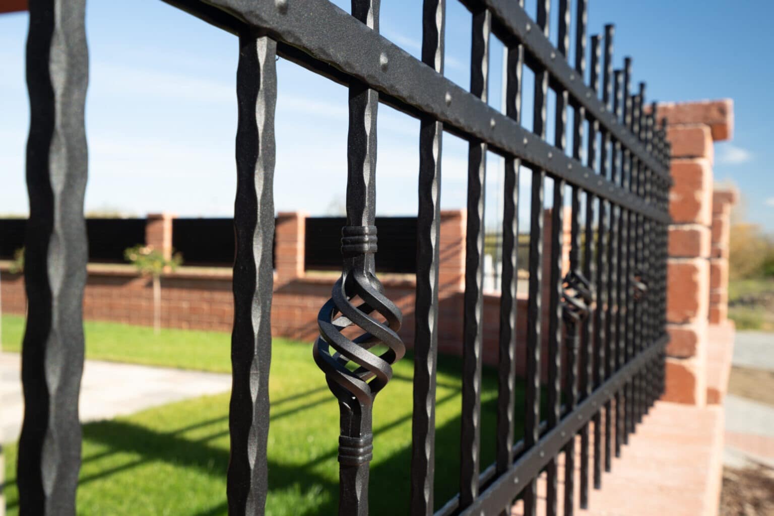 Detail košíčků na míru | Kovaný plot LAMARK | Motiv Verona | Oklepávané provedení | S nýty | Černá kovářská barva