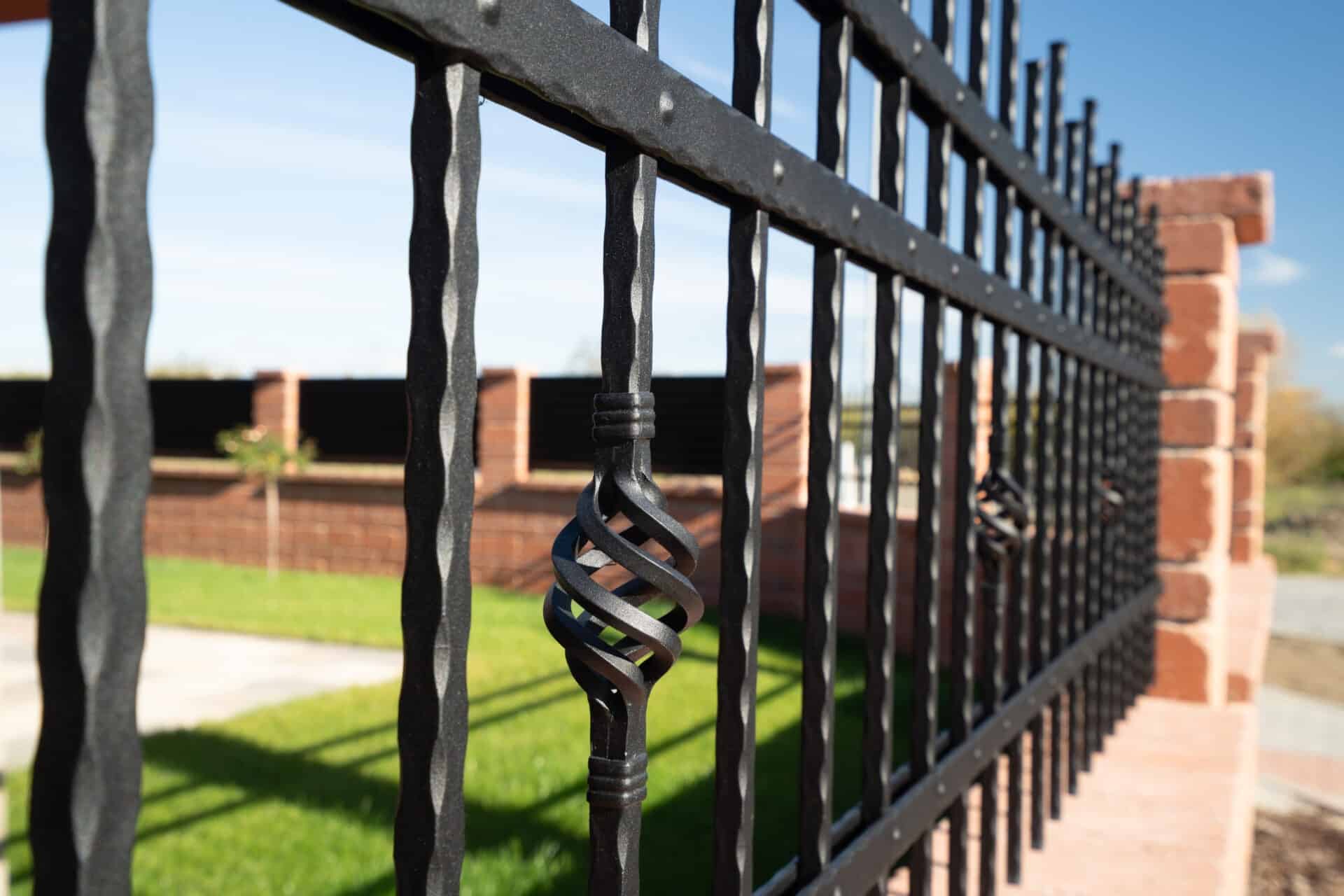 Detail košíčků na míru | Kovaný plot LAMARK | Motiv Verona | Oklepávané provedení | S nýty | Černá kovářská barva