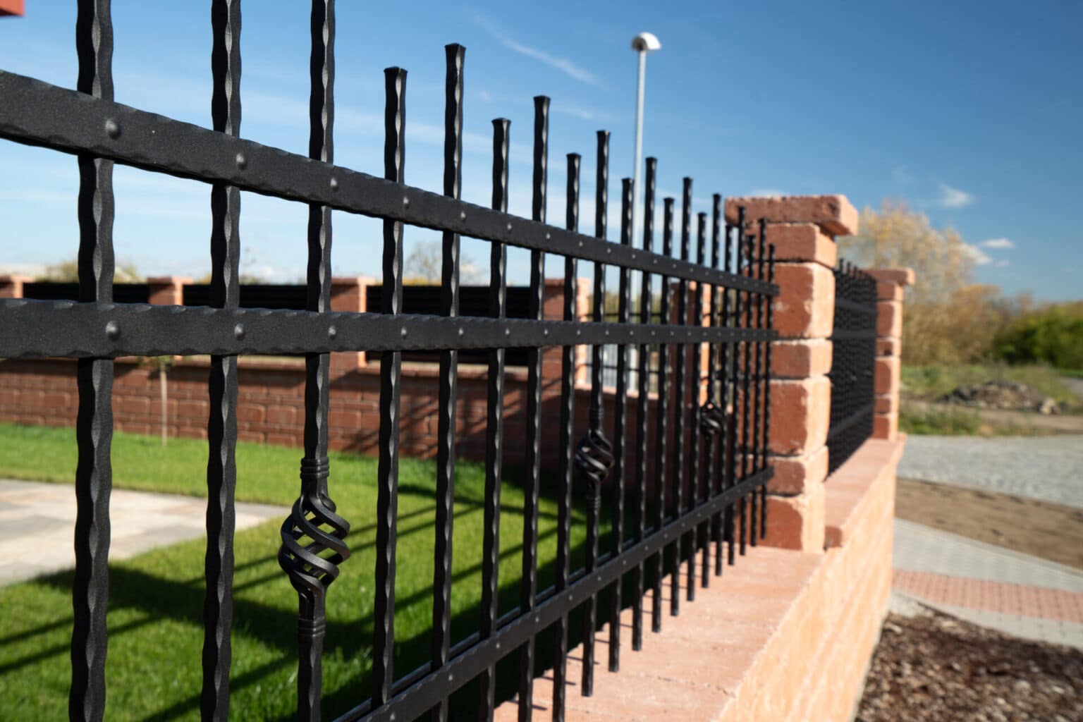 Kovaný plot LAMARK | Motiv Verona | Košíčky na míru | Černá kovářská barva | Oklepávané provedení | S nýty | Okované konce | Bez patiny