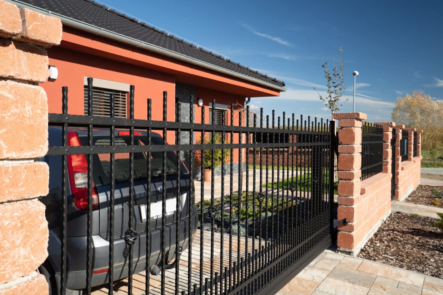 Kovaná samonosná posuvná brána LAMARK | Motiv Verona | Černá kovářská barva | Oklepávané provedení | Košíčky na míru