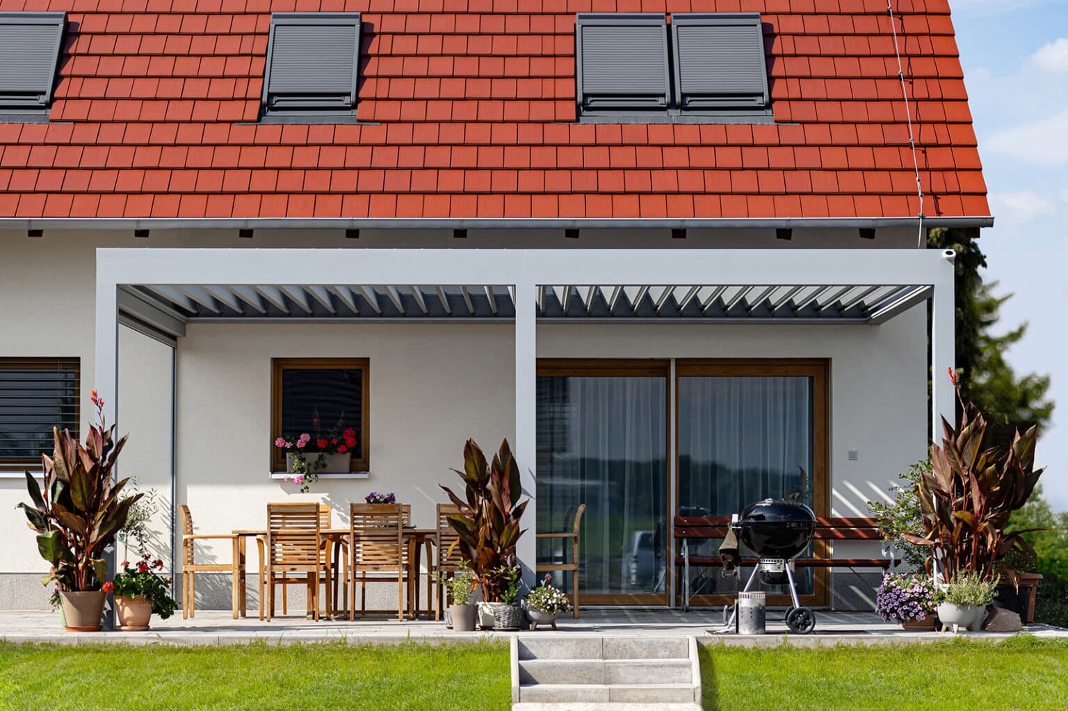 Bioklimatická pergola LAMARK přisazená ke stěně | Městec Králové | Boční stínění - screenová roleta | Stříbrná hliníková barva | Dešťové čidlo | Ovládání