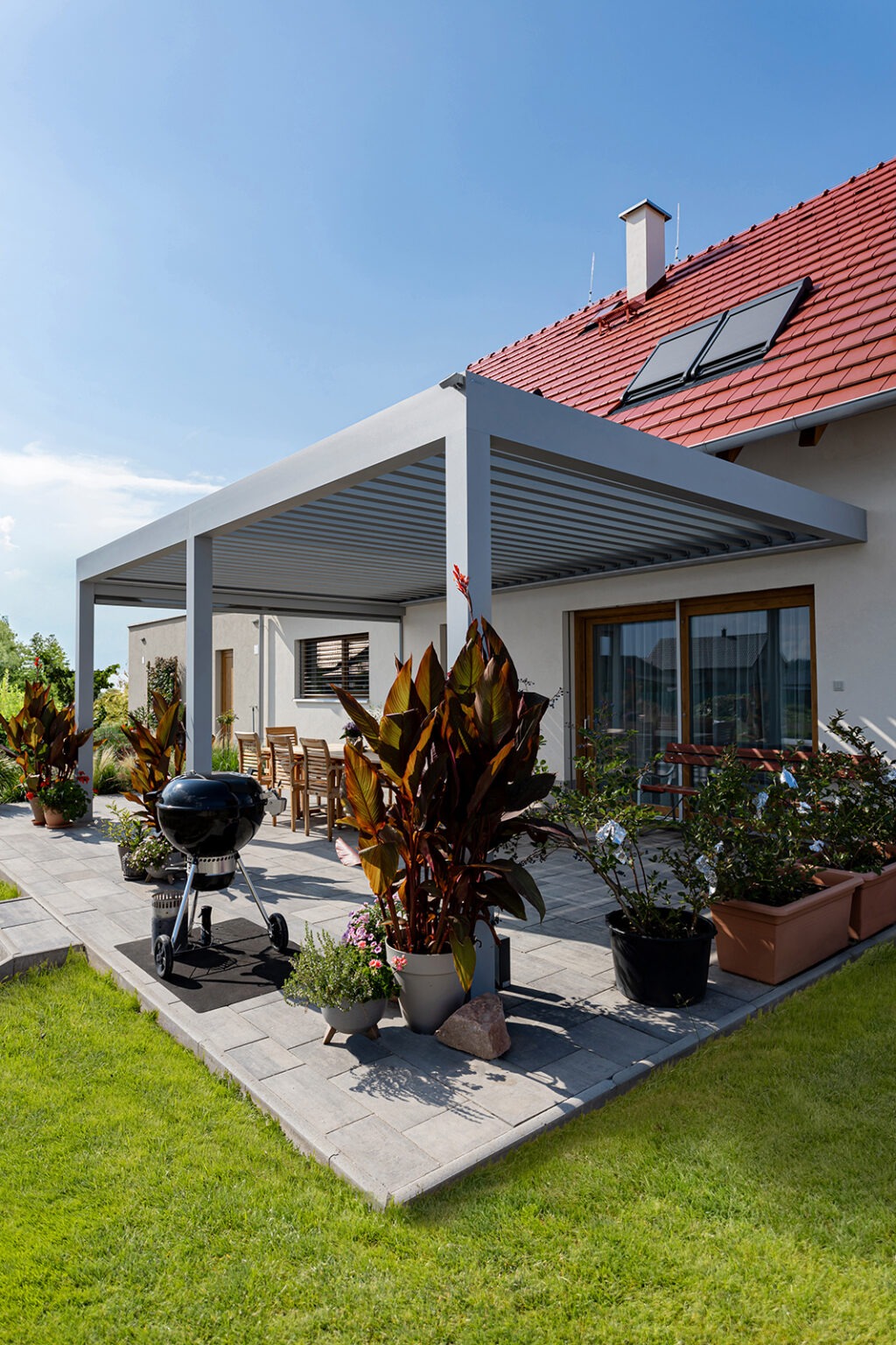 Bioklimatická pergola LAMARK přisazená ke stěně | Městec Králové | Boční stínění - screenová roleta | Stříbrná hliníková barva | Dešťové čidlo | Ovládání