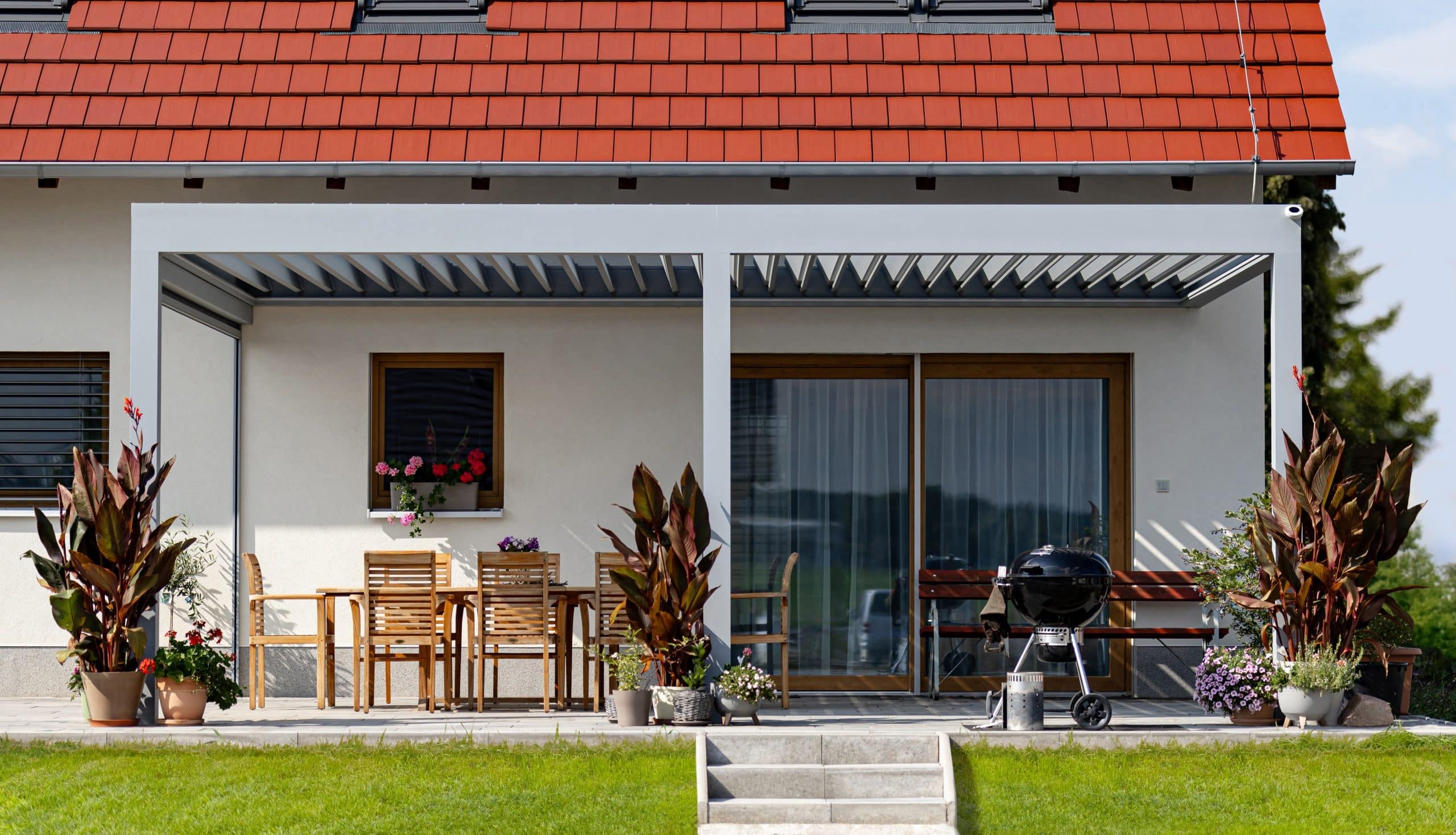 Bioklimatická pergola LAMARK přisazená ke stěně | Městec Králové | Boční stínění - screenová roleta | Stříbrná hliníková barva | Dešťové čidlo | Ovládání