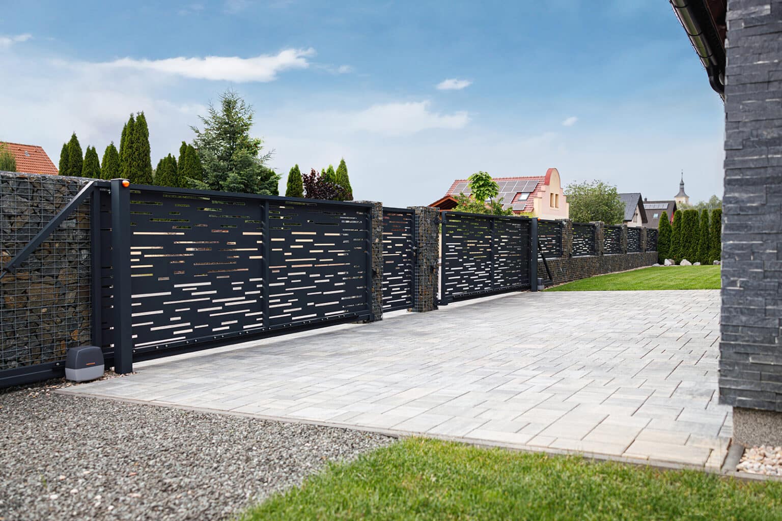 Deskový plot, samonosné posuvné brány a jednokřídlá branka LAMARK | Motiv Batea | Šedá antracitová barva | Gabionové sloupky