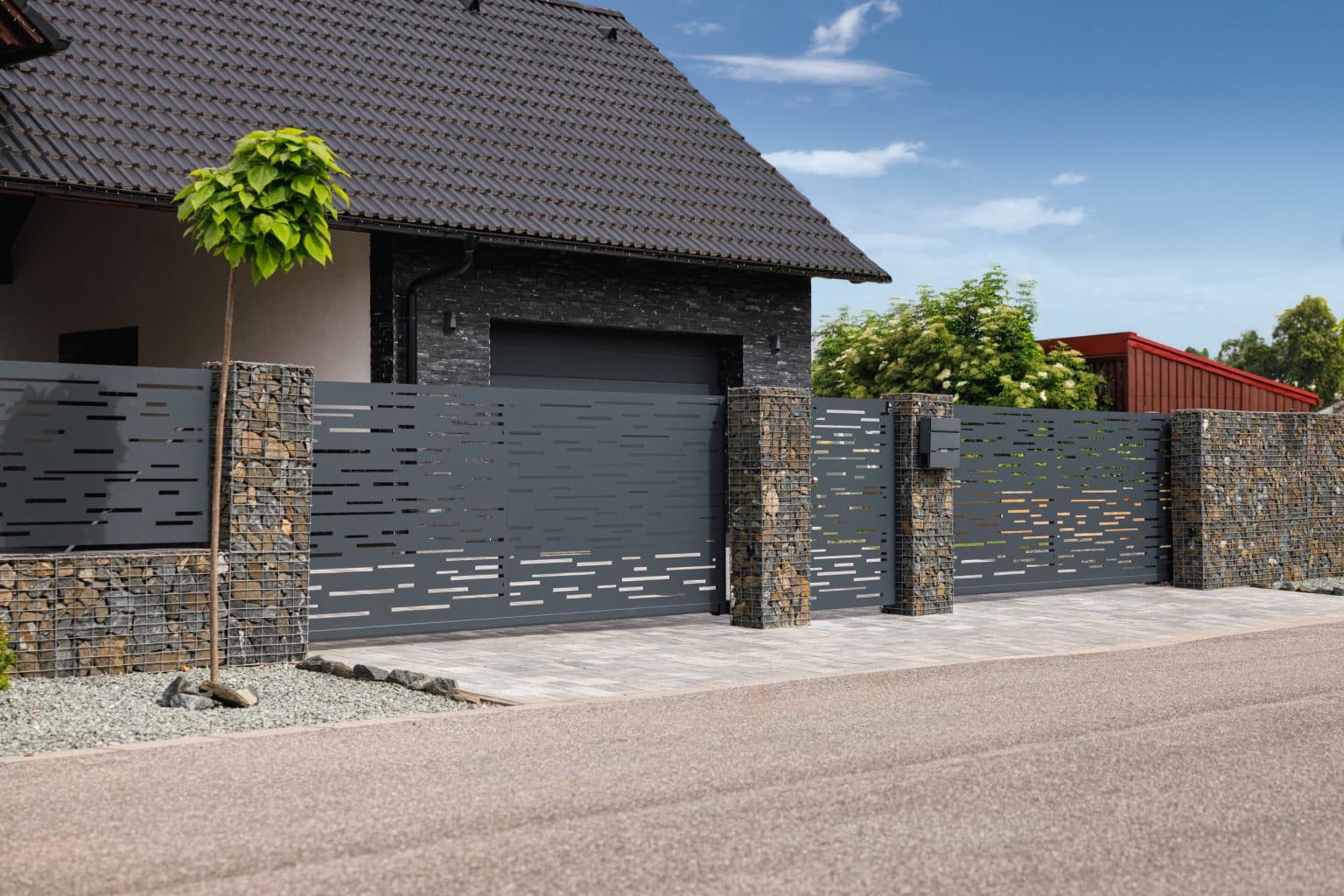 Deskové samonosné posuvné brány a jednokřídlá branka LAMARK | Motiv Batea | Šedá antracitová barva | Gabionové sloupky