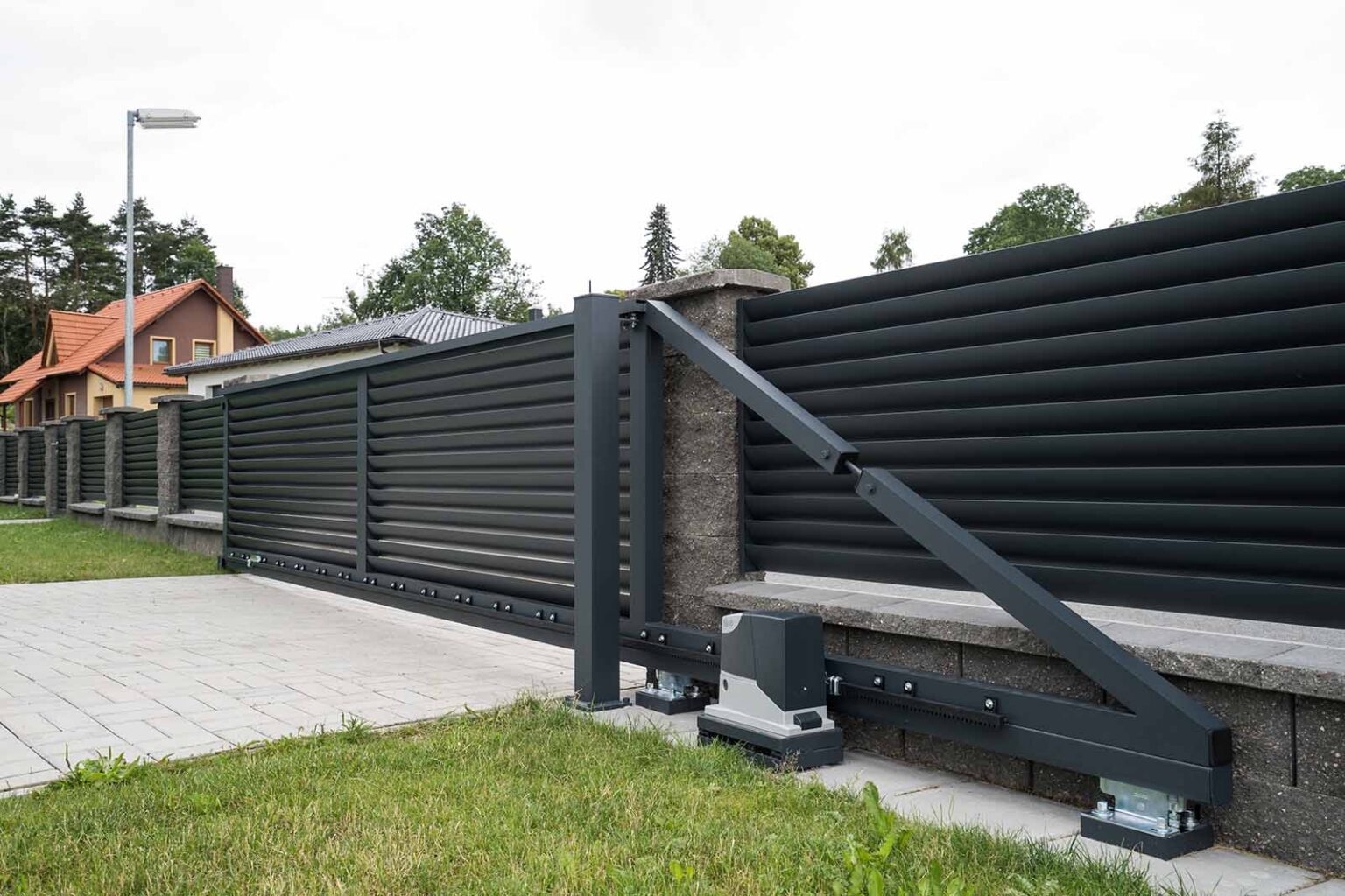 Posun hliníkové samonosné posuvné brány LAMARK | Motiv Viana | Šedá antracitová barva