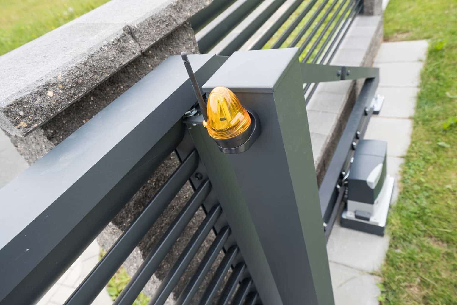 Detail výstražného světla na hliníkové samonosné posuvné bráně LAMARK | Motiv Viana | Šedá antracitová barva