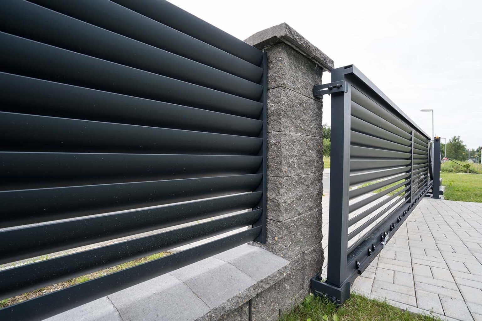 Uchycení hliníkové samonosné posuvné brány a hliníkového plotu LAMARK | Motiv Viana | Šedá antracitová barva | Sloupky z betonových bloků