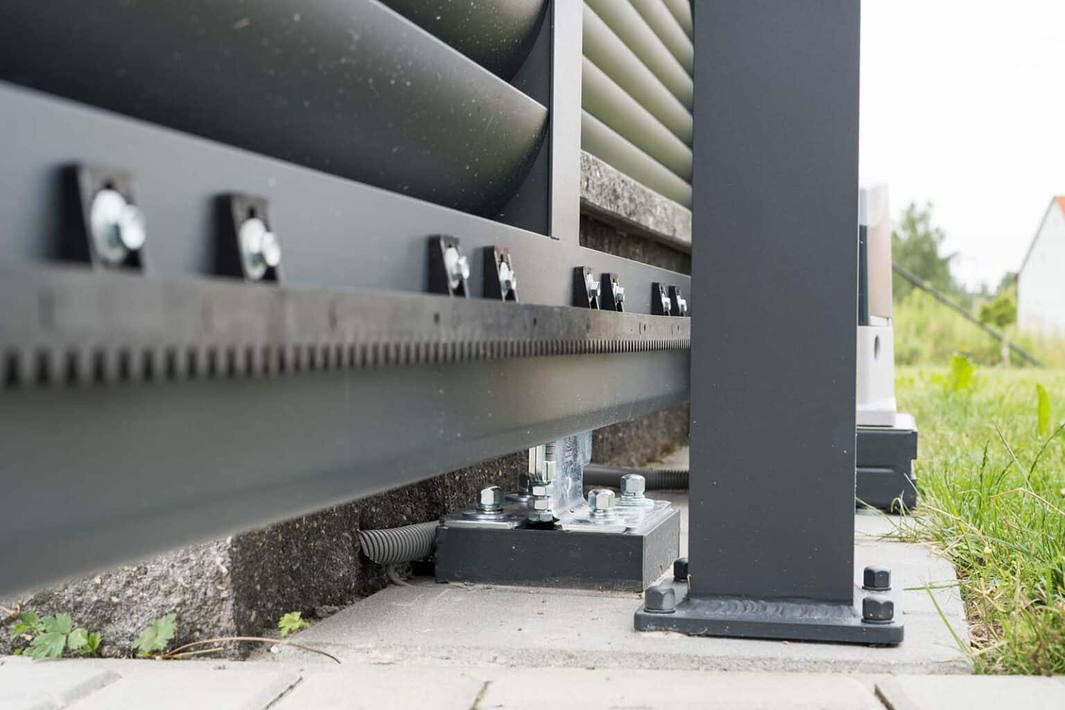 Detail pohonu hliníkové samonosné posuvné brány LAMARK | Motiv Viana | Šedá antracitová barva