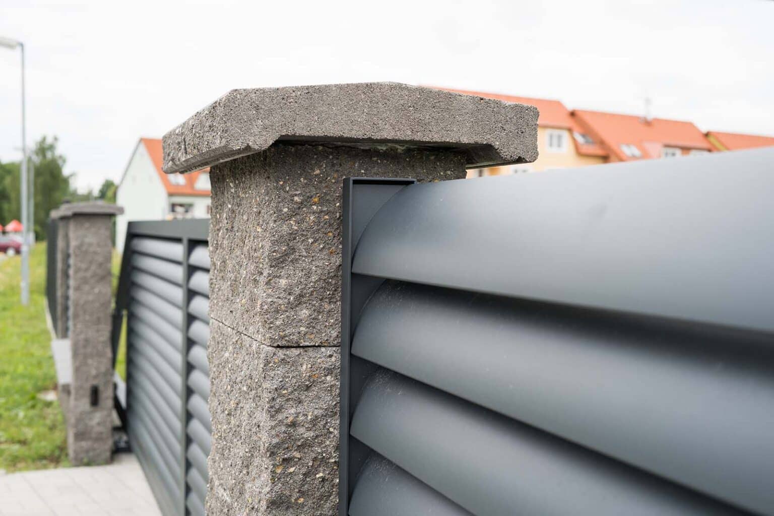 Detail uchycení hliníkového plotu LAMARK | Motiv Viana | Šedá antracitová barva | Sloupky z betonových bloků