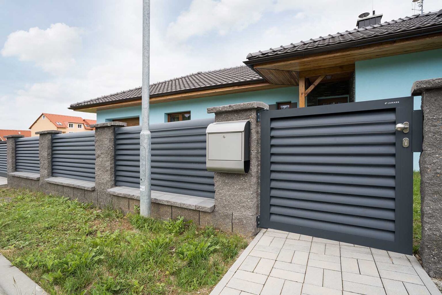 Hliníková jednokřídlá branka LAMARK | Hliníkový plot LAMARK | Motiv Viana | Šedá antracitová barva | Sloupky z betonových bloků