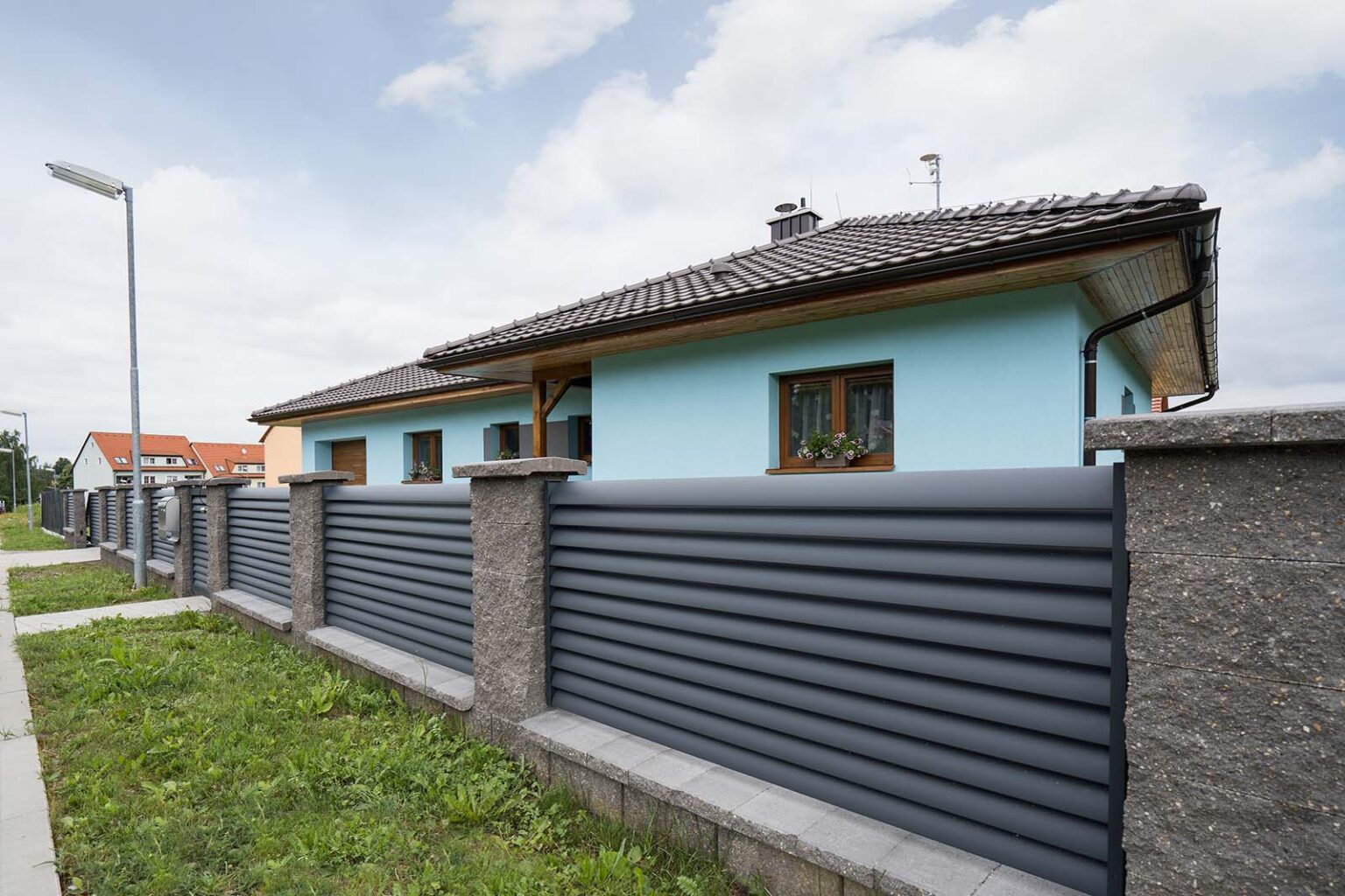 Hliníkový plot, brána a branka LAMARK | Motiv Viana | Šedá antracitová barva | Sloupky z betonových bloků