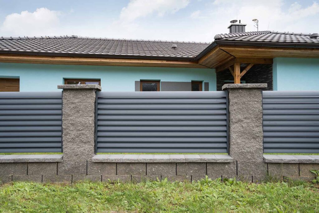 Hliníkový plot LAMARK | Motiv Viana | Šedá antracitová barva | Sloupky z betonových bloků