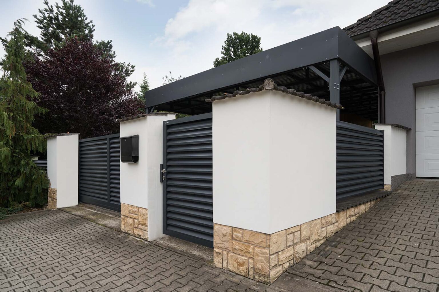 Hliníkový plot, brána a branka LAMARK | Motiv Lugo | Šedá antracitová barva | Zděné sloupky