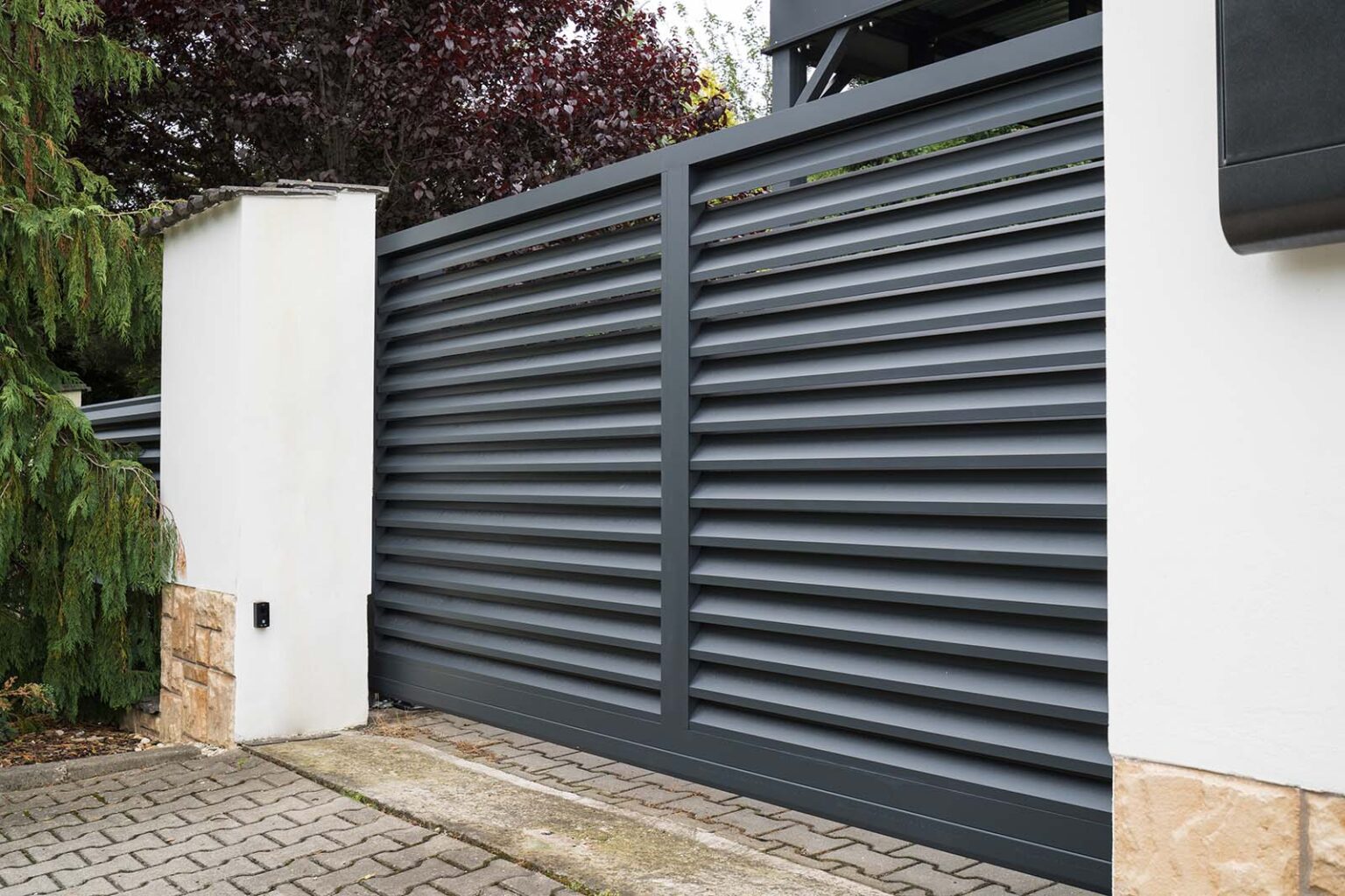 Hliníková samonosná posuvná brána LAMARK | Motiv Lugo | Šedá antracitová barva | Zděné sloupky