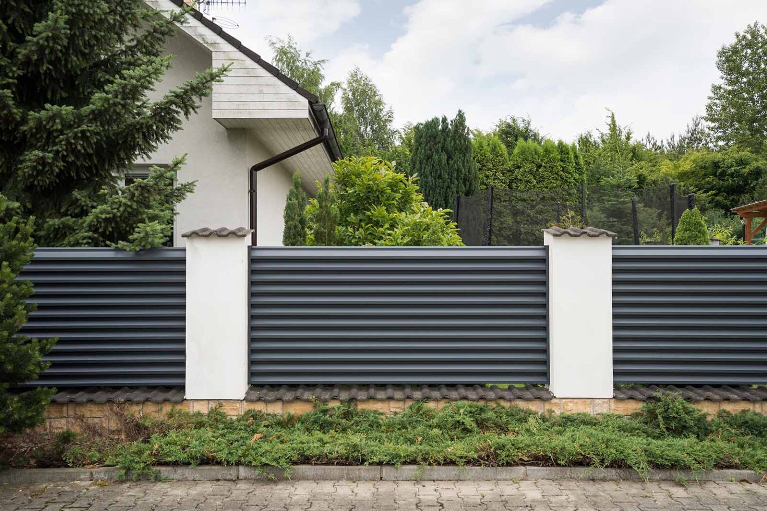 Hliníkový plot LAMARK | Motiv Lugo | Šedá antracitová barva | Zděné sloupky