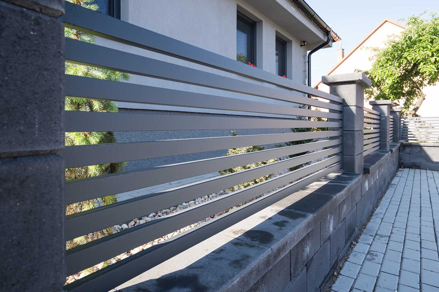 Hliníkový plot LAMARK | Motiv Avila | Šedá antracitová barva | Betonové sloupky