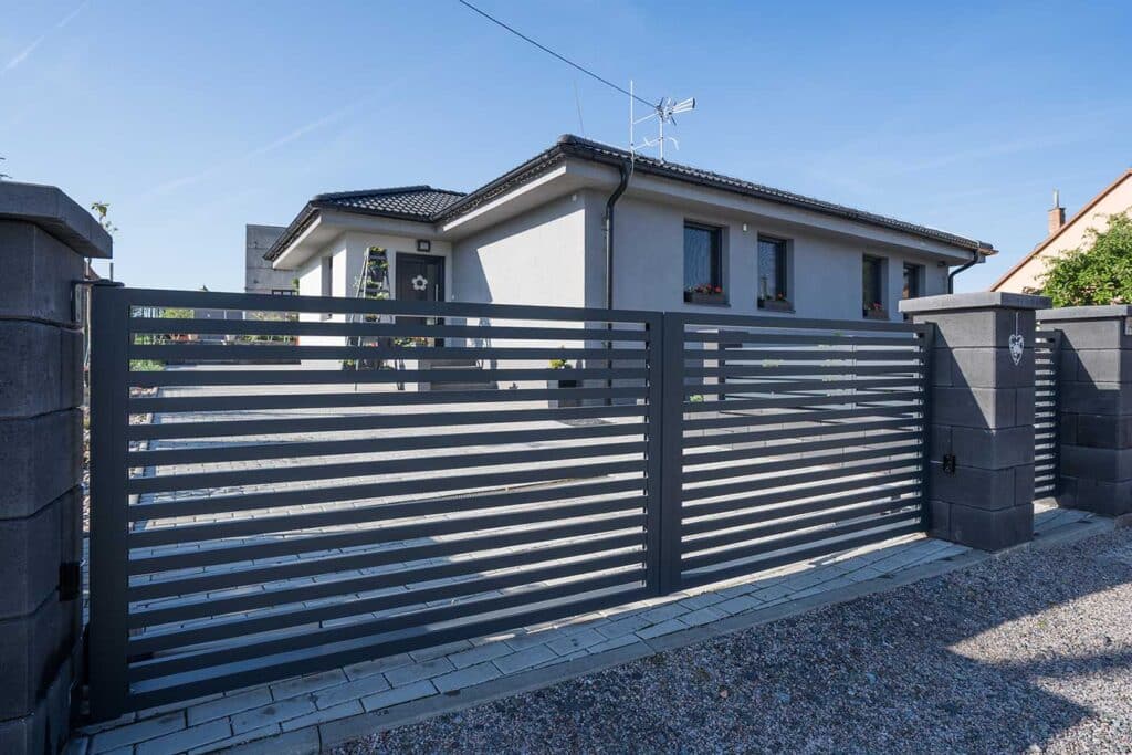 Hliníková dvoukřídlá otočná brána LAMARK | Motiv Avila | Šedá antracitová barva | Betonové sloupky