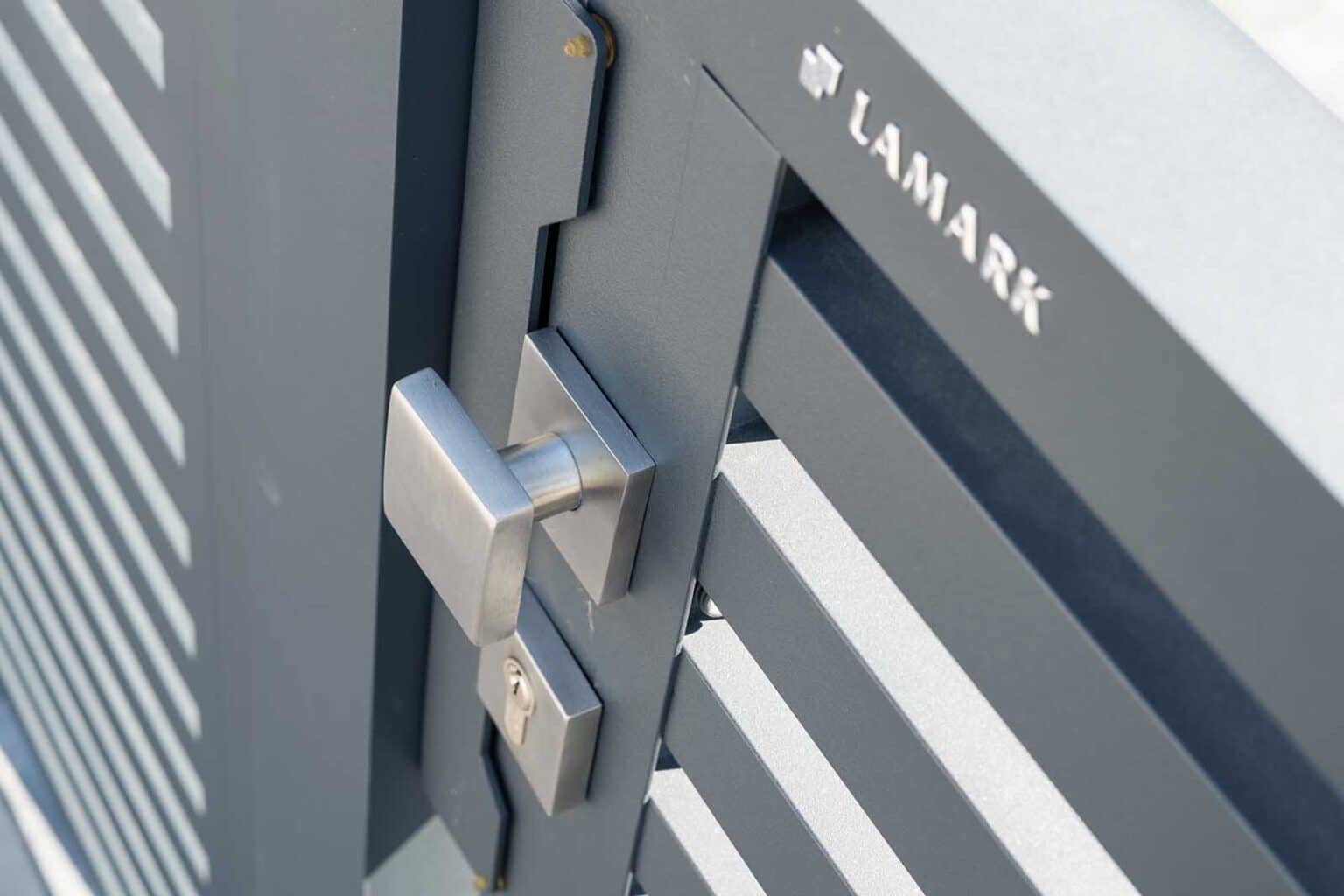 Detail kliky a loga LAMARK | Hliníková jednokřídlá branka LAMARK | Motiv Avila | Šedá grafitová barva