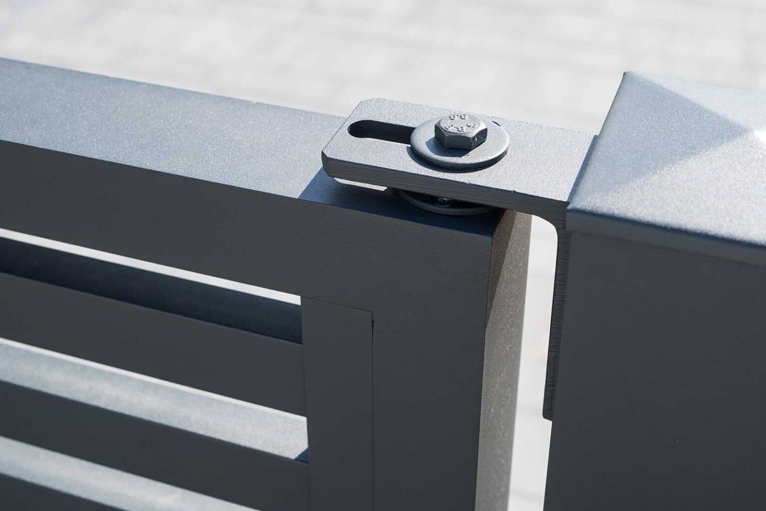 Detail uchycení hliníkové brány a branky LAMARK | Motiv Avila | Šedá grafitová barva