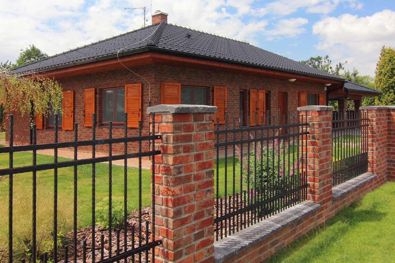 Kovaný plot LAMARK | Motiv Verona | Dekor mezipříčky | Černá kovářská barva | Zlatá patina | Svařované s nýty | Oklepávané provedení | Okované konce