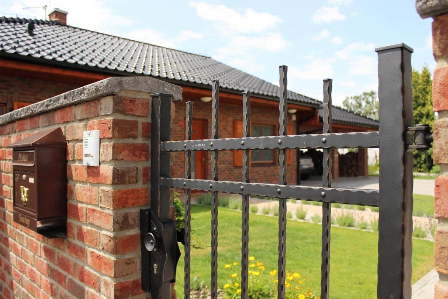 Kovaná jednokřídlá branka LAMARK | Motiv Verona | Černá kovářská barva | Zlatá patina | Svařované s nýty | Oklepávané provedení | Okované konce