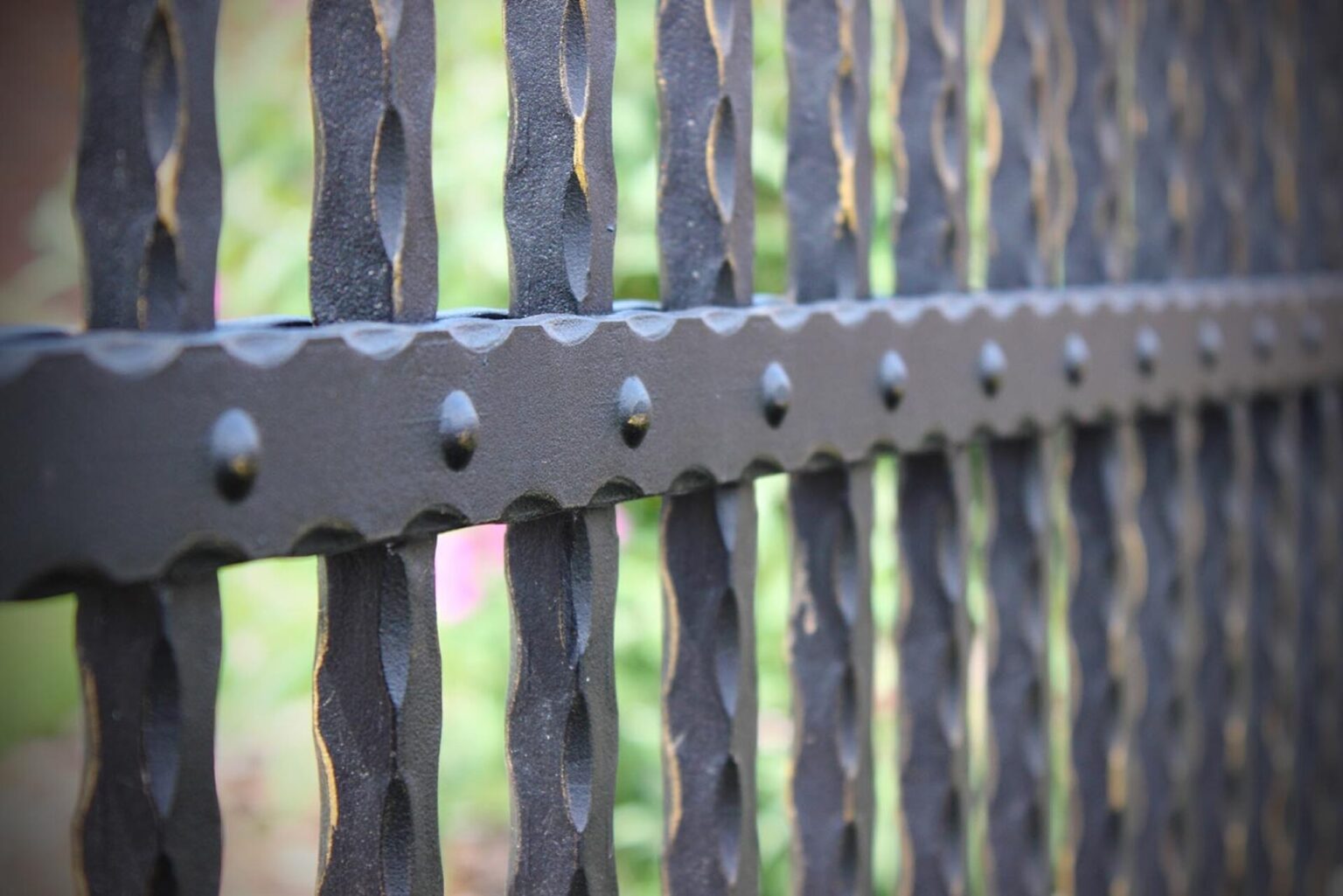 Detail nýtů na kovaném plotě LAMARK | motiv Verona | Oklepávané provedení | Zlatá patina | Černá kovářská barva