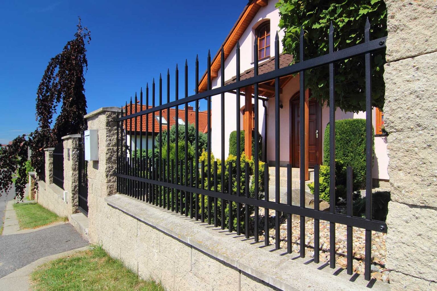 Kovaný plot LAMARK | Motiv Frisco | Černá kovářská barva | Kované špičky | Bez nýtů | Hladké provedení