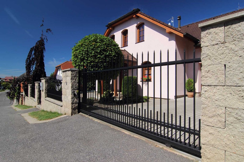 Kovaná brána posuvná po kolejnici LAMARK | Motiv Frisco | Černá kovářská barva | Kované špičky | Bez nýtů