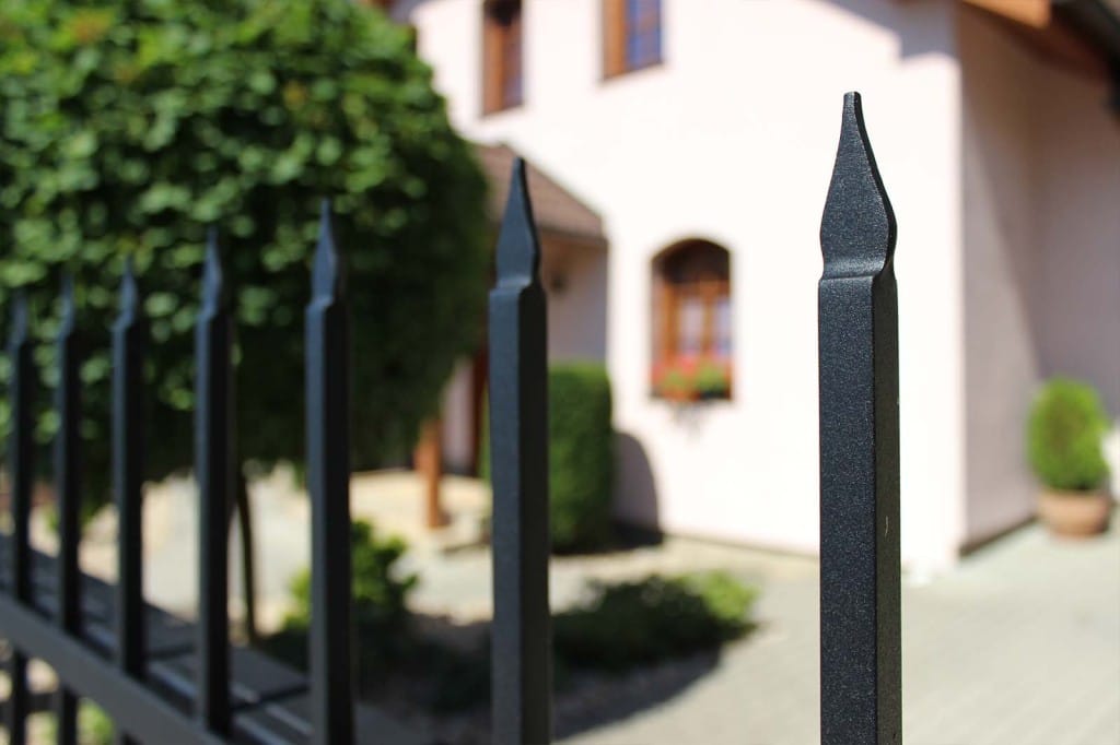 Detail na kované špičky kovaného plotu LAMARK | Motiv Frisco | Hladké provedení | Černá kovářská barva