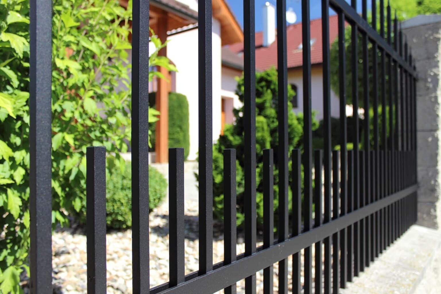 Detail kovaného plotu LAMARK | Motiv Frisco | Černá kovářská barva | Hladké provedení | Bez nýtů