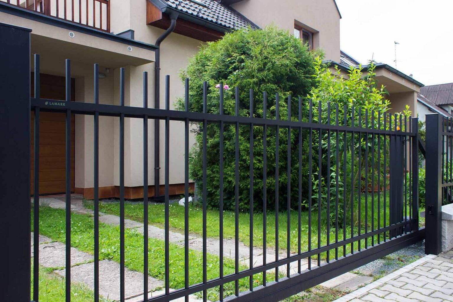 Kovaná samonosná posuvná brána LAMARK | Motiv Portoriko | Černá kovářská barva | Hladké provedení | Bez nýtů | Rovné zakončení | Ocelové sloupky LAMARK