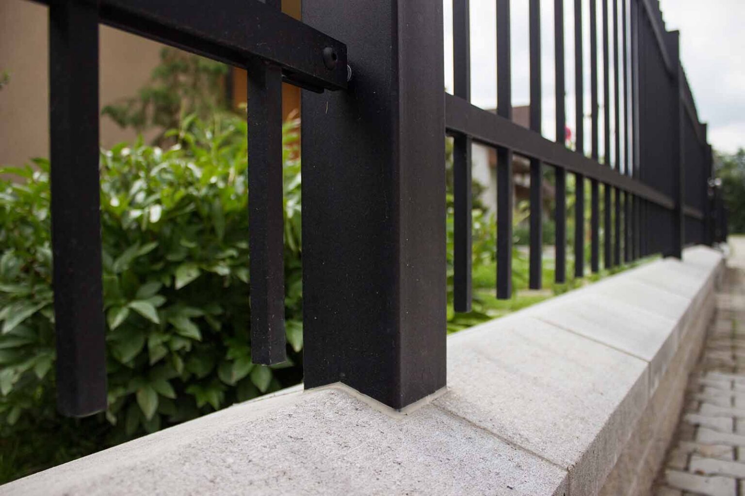 Detail ocelového sloupku LAMARK | Motiv Portoriko | Černá kovářská barva | Hladké provedení | Bez nýtů
