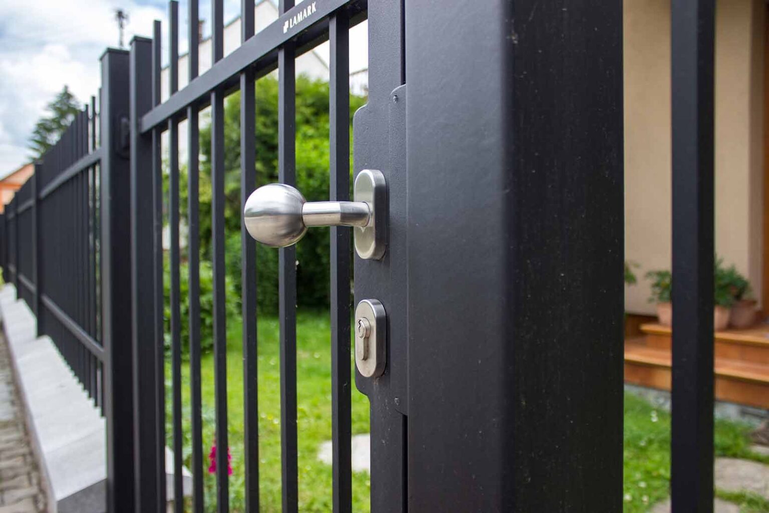 Detail kliky kované jednokřídlé branky LAMARK | Motiv Portoriko | Černá kovářská barva | Hladké provedení | Bez nýtů