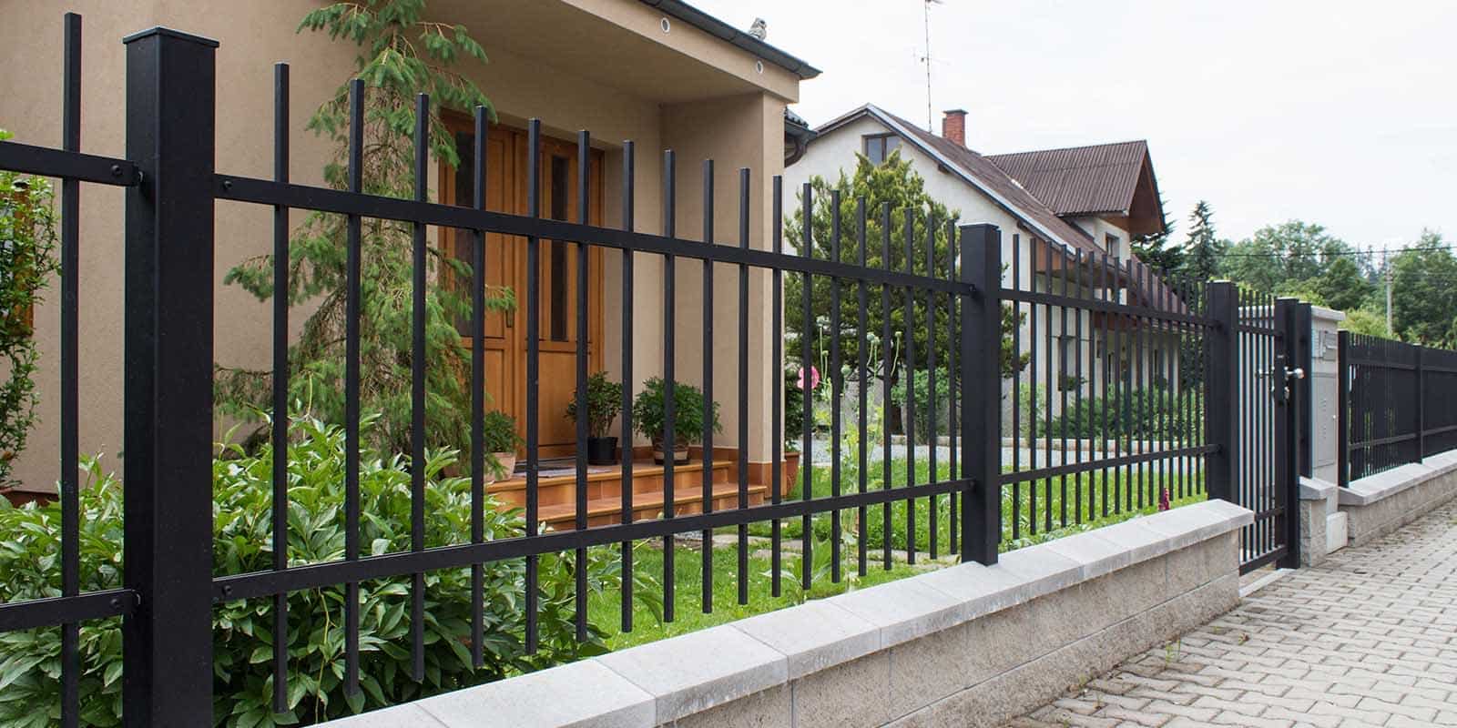 Kovaný plot LAMARK | Kovaná jednokřídlá branka LAMARK | Motiv Portoriko | Černá kovářská barva | Hladké provedení | Bez nýtů | Rovné zakončení | Ocelové sloupky LAMARK