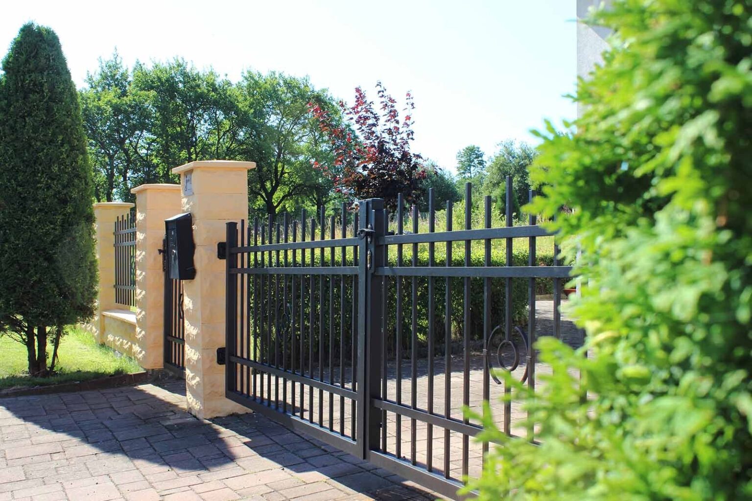 Kovaná dvoukřídlá otočná brána LAMARK s ručním otevíráním | Motiv Verona | Dekor Sendai | Černá kovářská barva