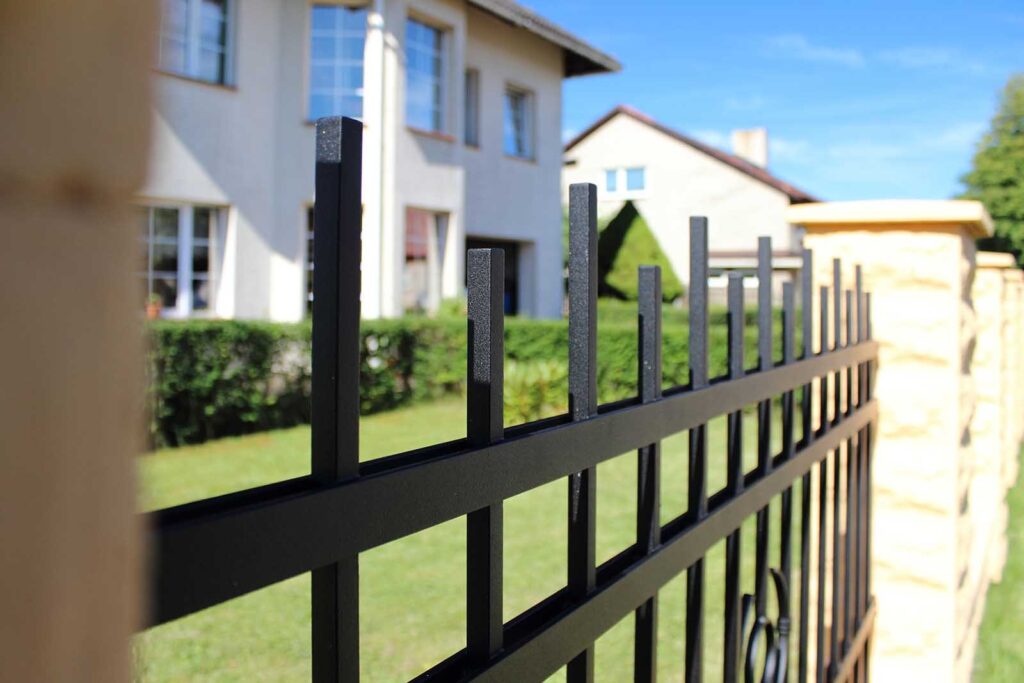 Detail na rovné zakončení kovaného plotu LAMARK | Motiv Verona | Dekor Sendai | Černá kovářská barva