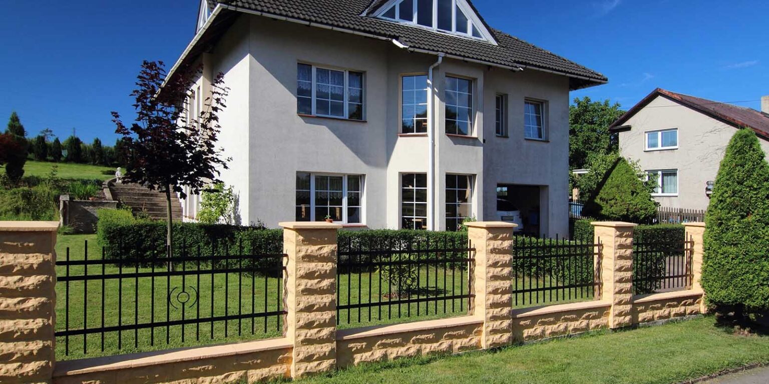 Kovaný plot LAMARK | Motiv Verona | Dekor Sendai | Černá kovářská barva | Hladké provedení | Bez nýtů | Rovné zakončení | Bez patiny