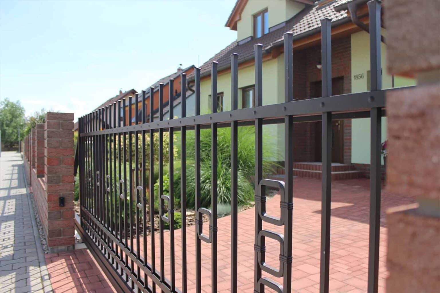 Kovaná samonosná posuvná brána LAMARK | Motiv Lincoln | Dekor Lages | Hladké provedení | S nýty | Okované konce | Černá kovářská barva