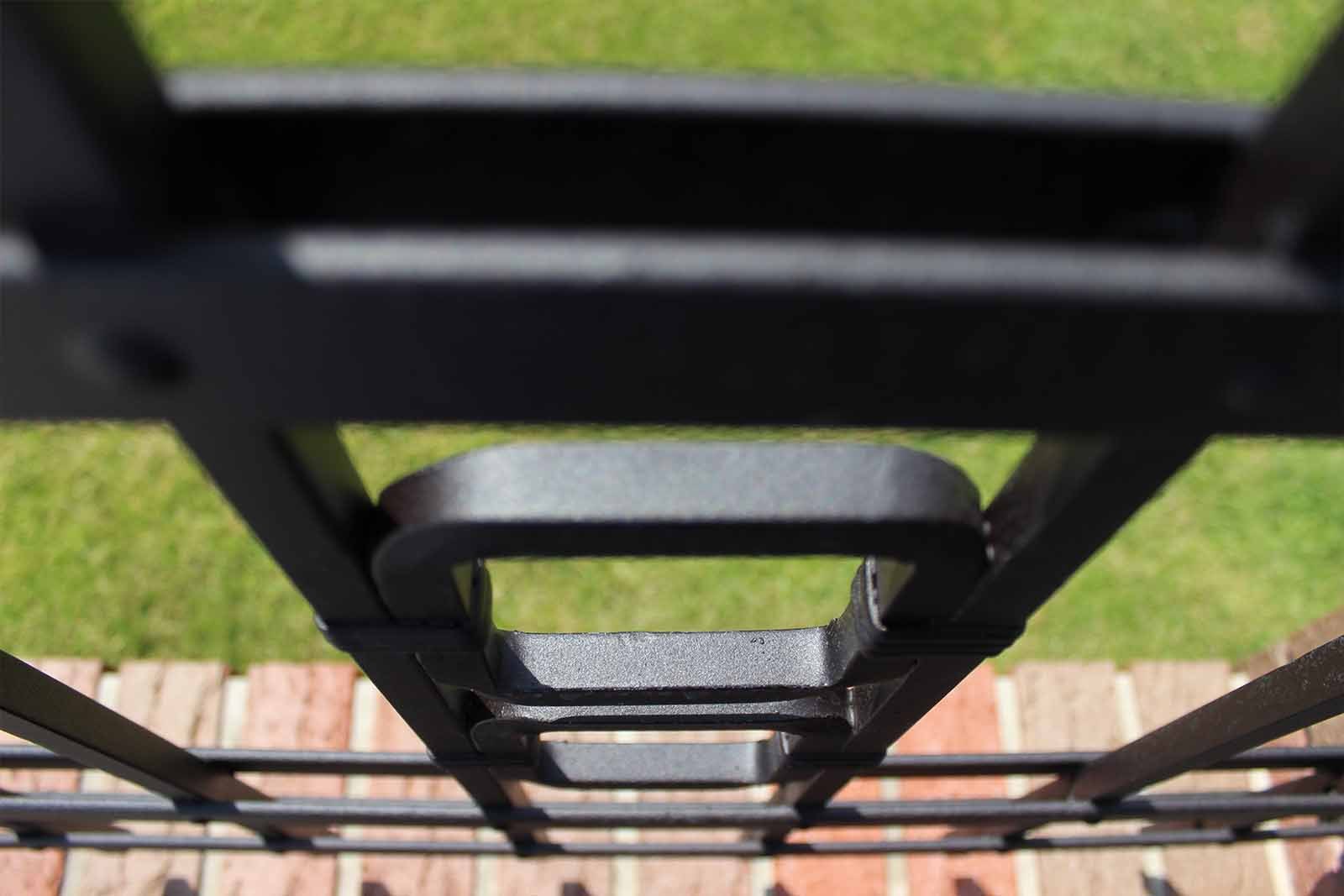 Detail dekoru Lages na kovaném plotě LAMARK | Motiv Lincoln | Černá kovářská barva | Hladké provedení