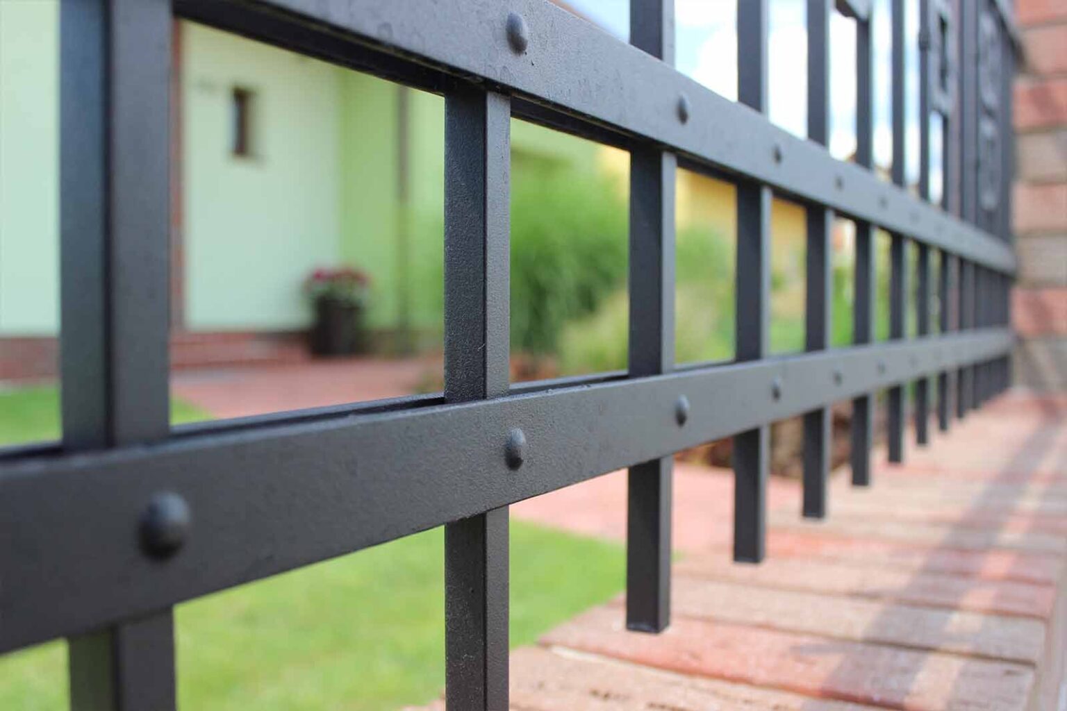 Detail kovaného plotu LAMARK | Motiv Lincoln | Černá kovářská barva | Hladké provedení | S nýty