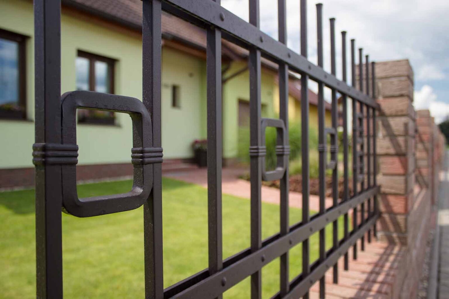 Detail dekoru Lages na kovaném plotě LAMARK | Motiv Lincoln | Černá kovářská barva | Hladké provedení | S nýty